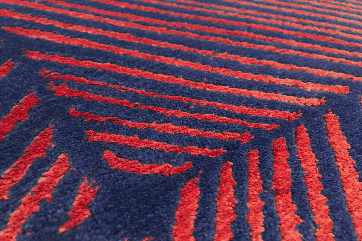 détails tapis noué main rouge bleu marine