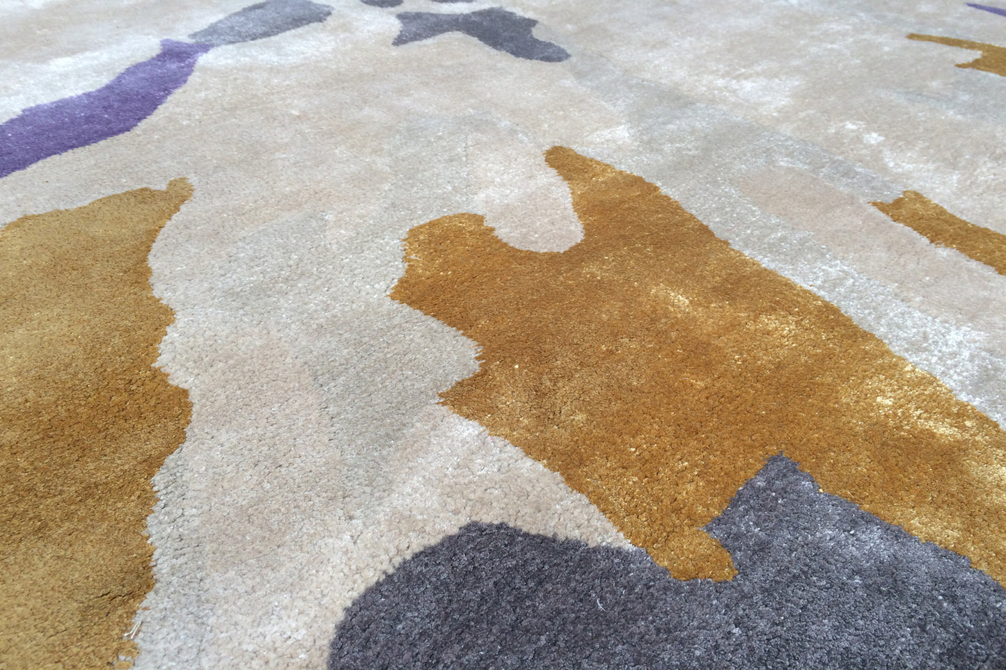 détails tapis tufté main multicolore jaune gris écru violet