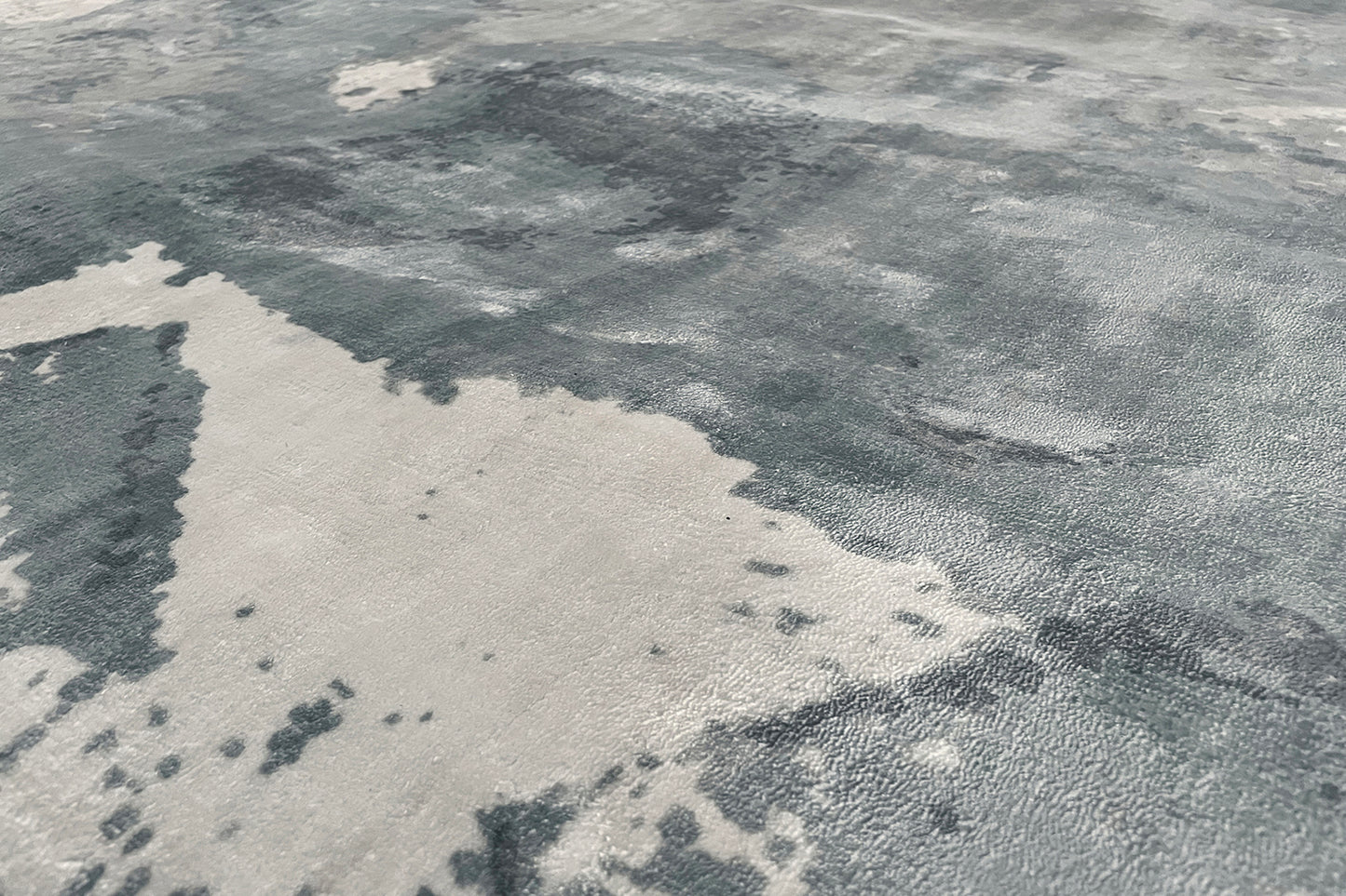 détails tapis tissé et imprimé main gris écru