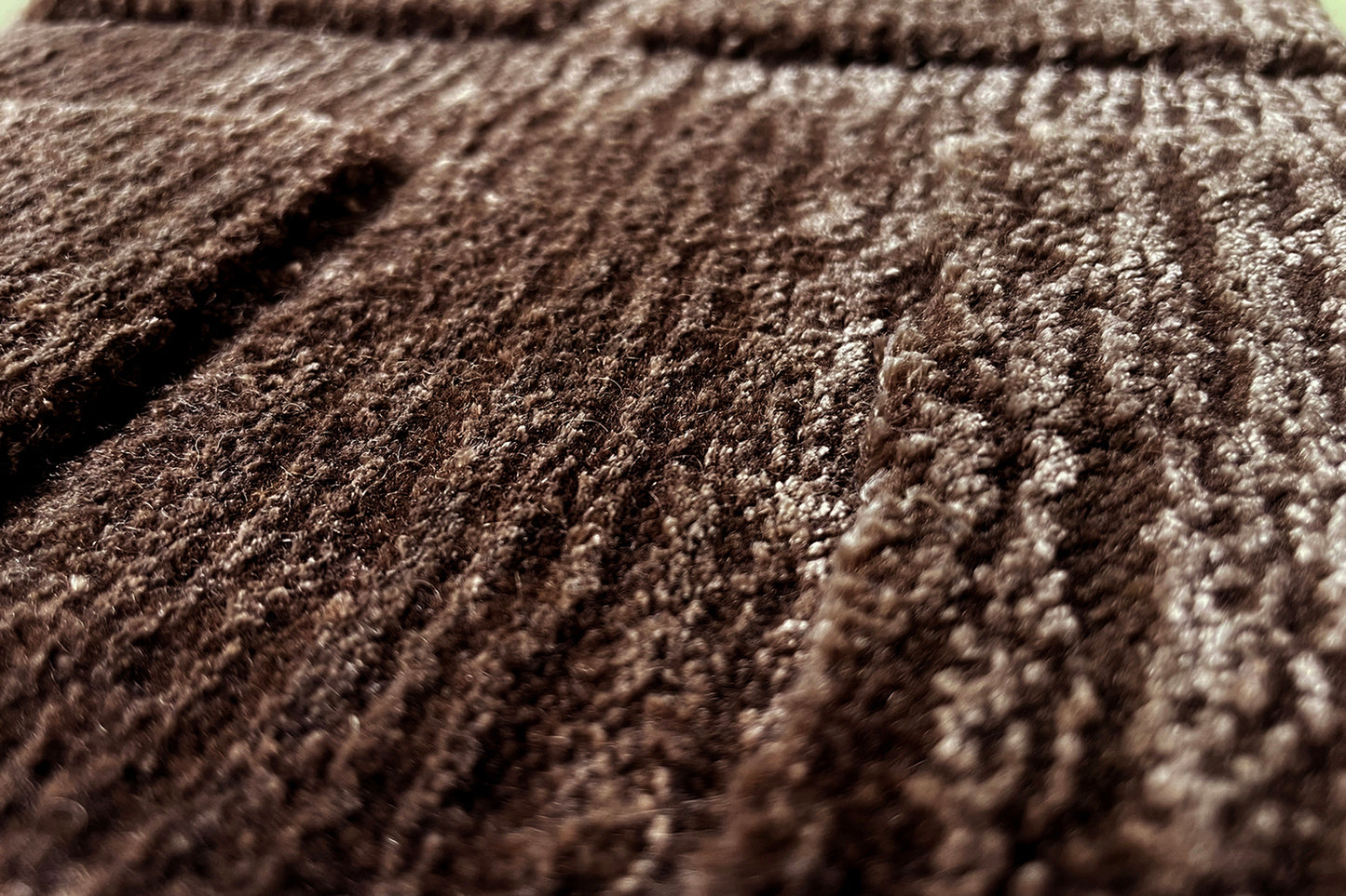 détails tapis tissé main marron