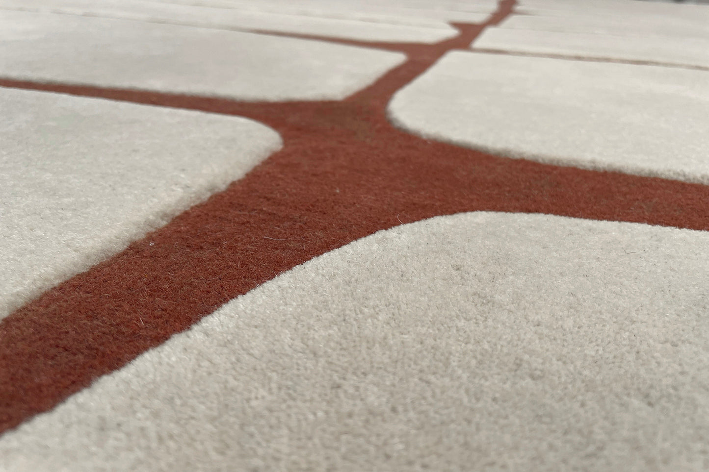 détails tapis tufté main rouge écru