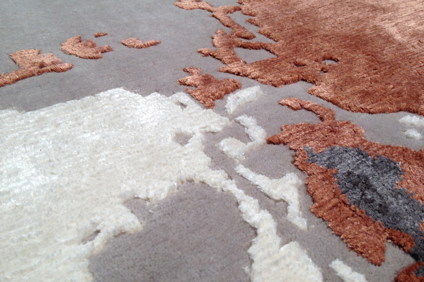 détails tapis noué main noir gris terracotta et blanc