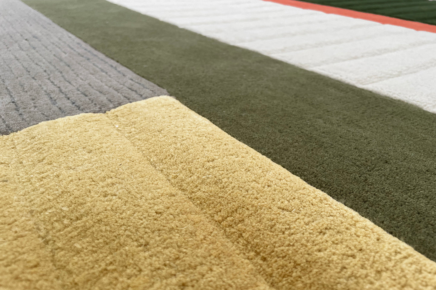 détails tapis tufté main beige gris vert multicolore
