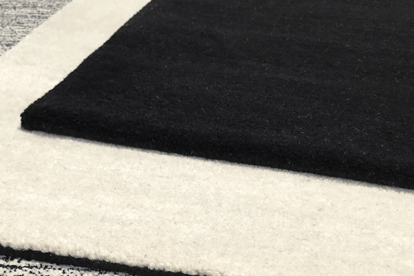 détails tapis tufté main blanc écru