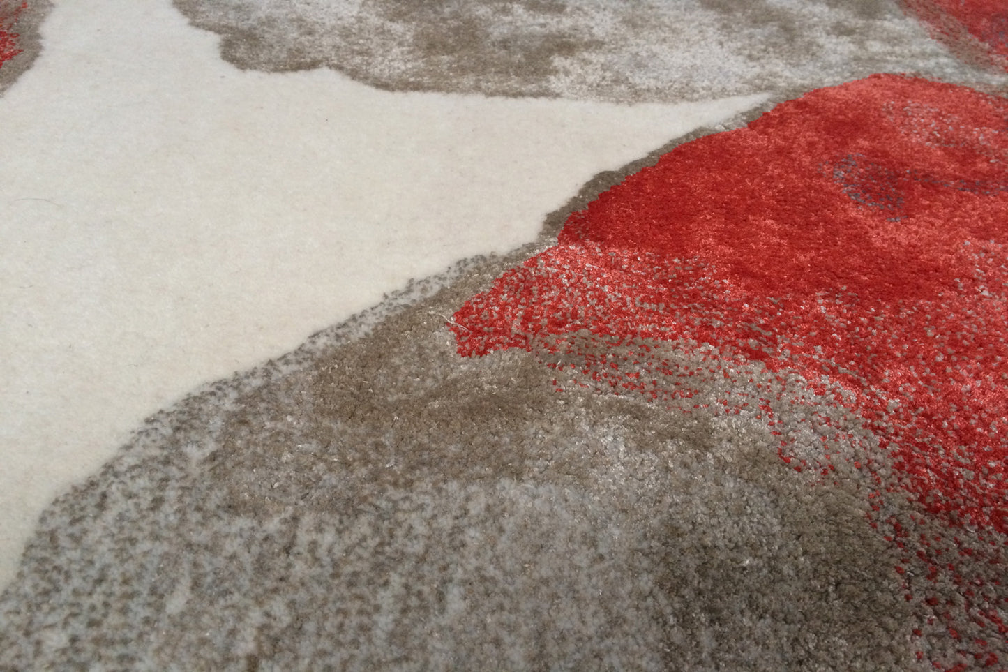 détails tapis tufté main rouge gris écru