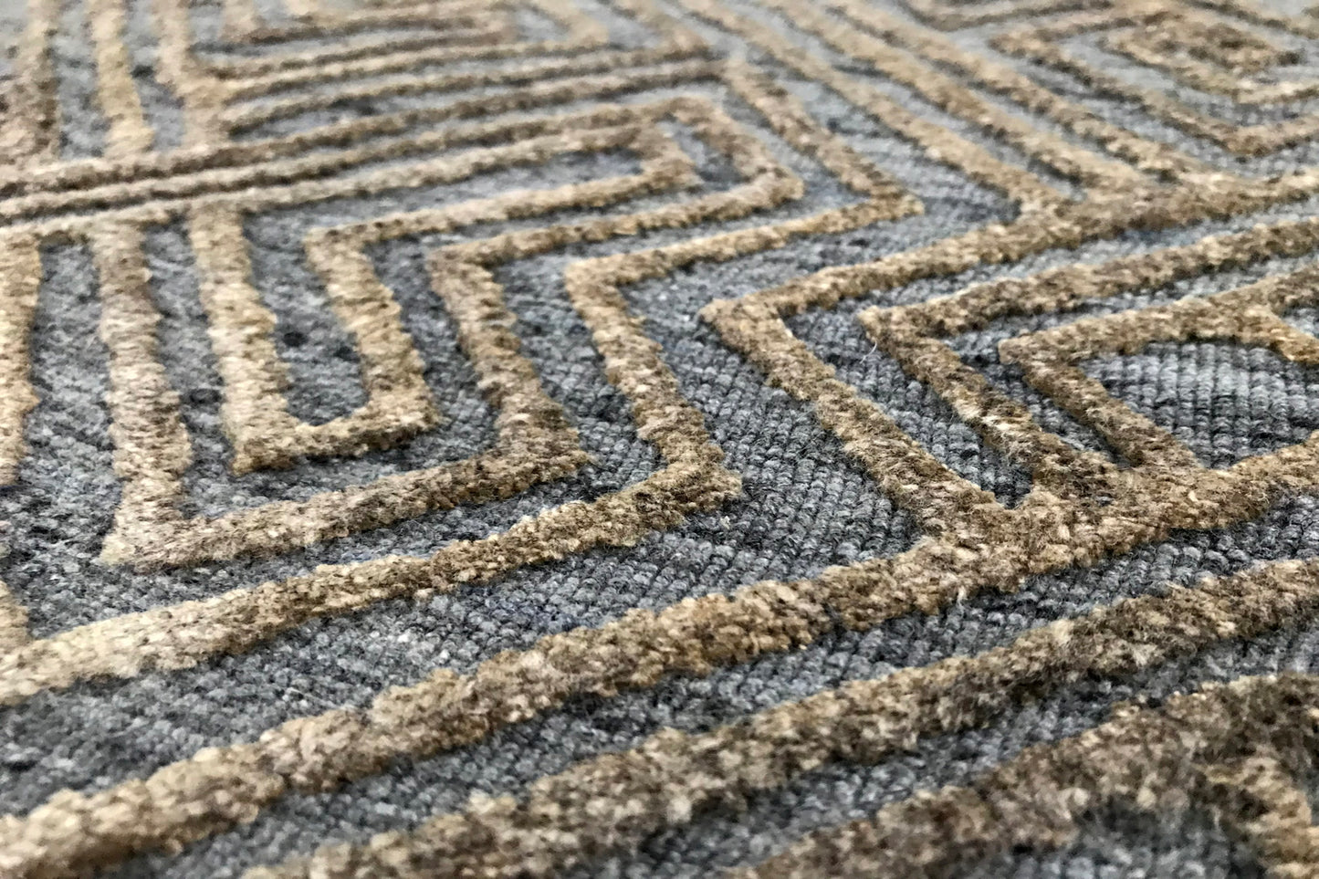 détails tapis tissé main beige gris