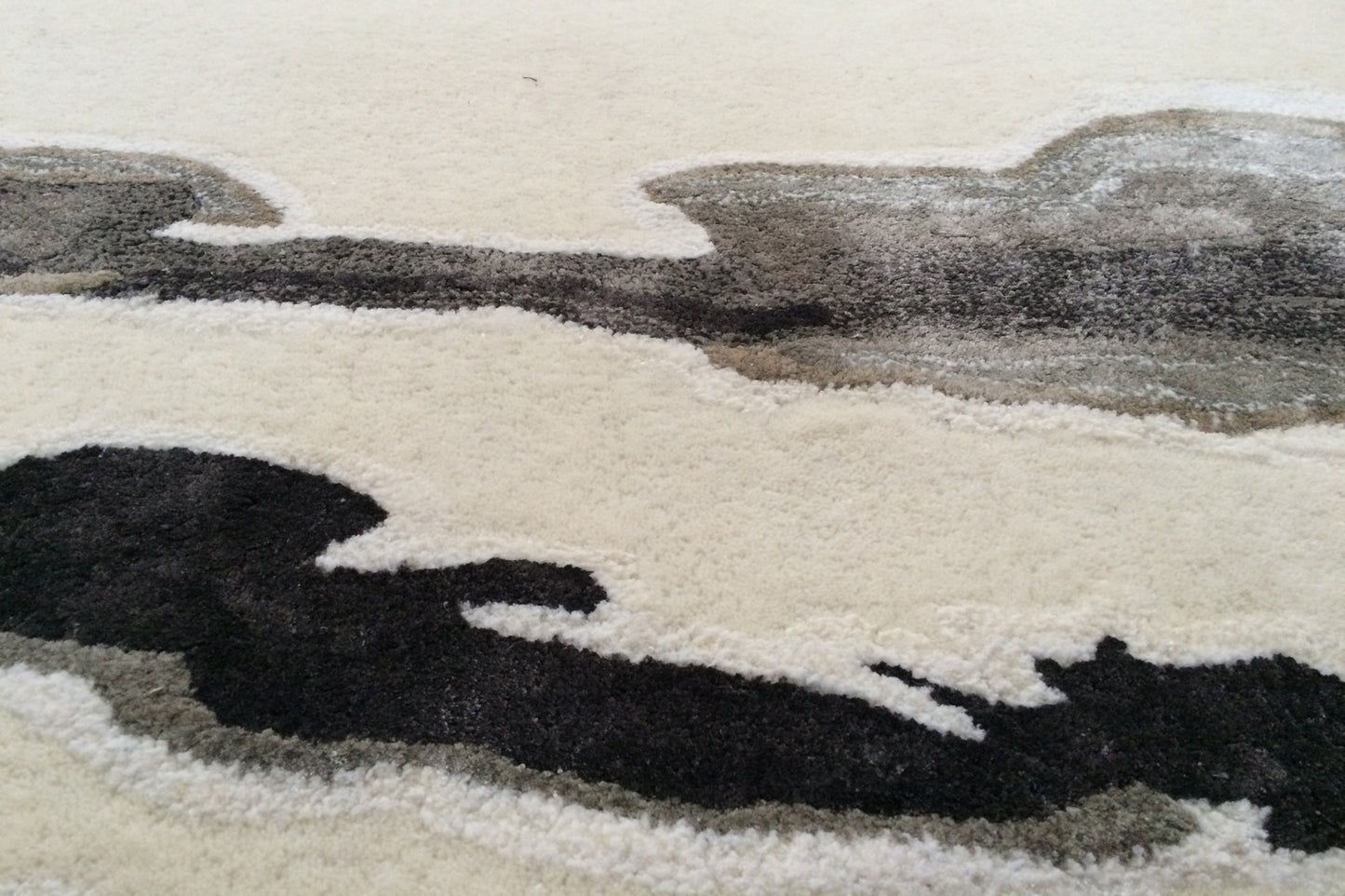 ambiance tapis tufté main noir gris écru