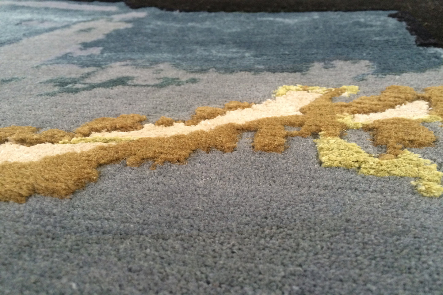 détails tapis noué main gris multicolore vert bleu