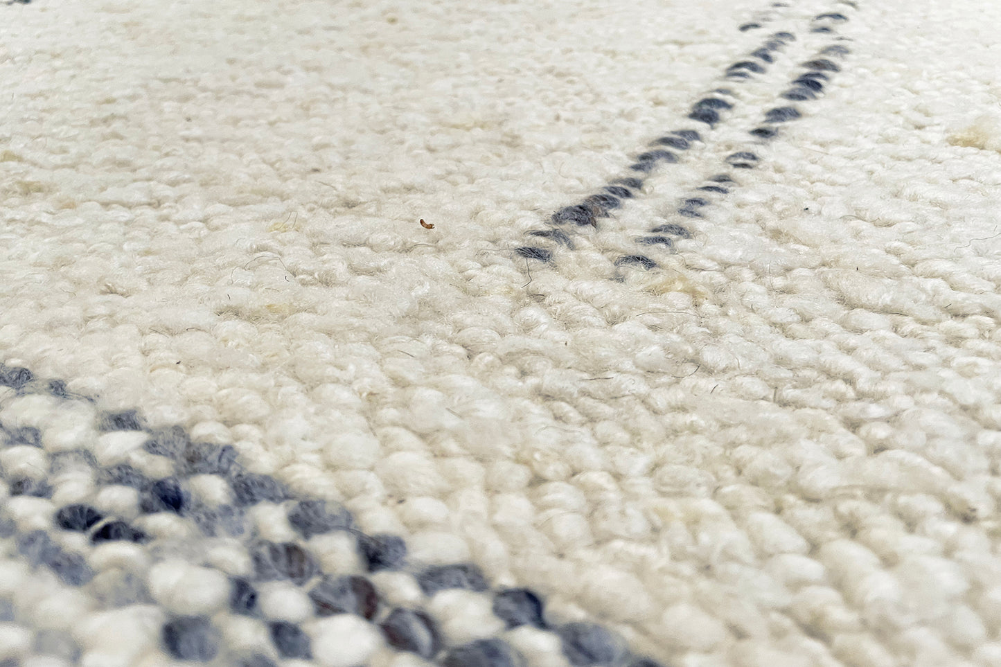 détails tapis tissé main bleu gris écru