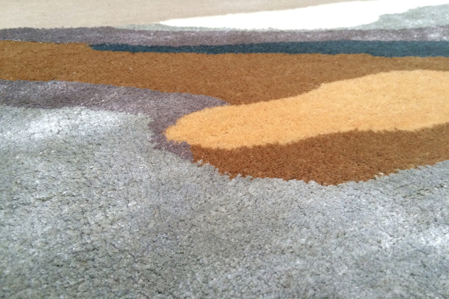 détails tapis tufté main beige multicolore gris terracotta