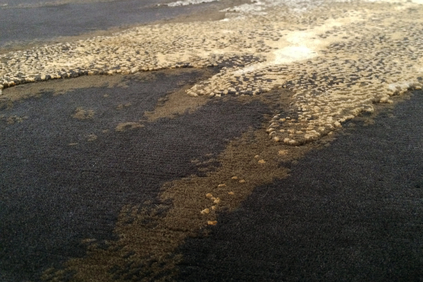 détails tapis noué main jaune marron gris noir