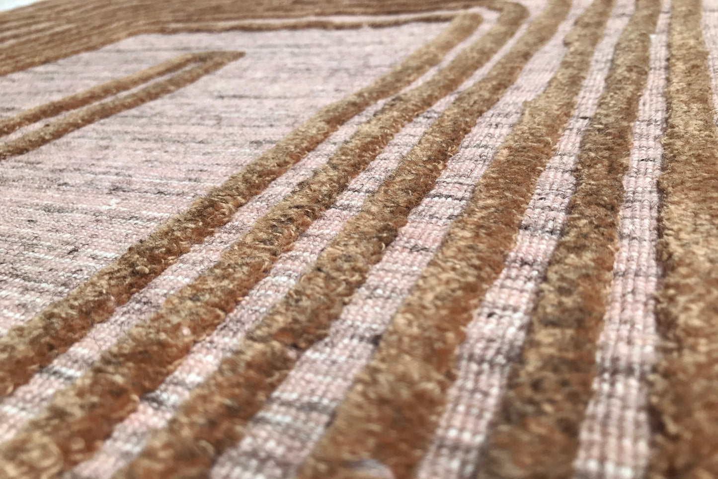 détails tapis tissé main beige rose