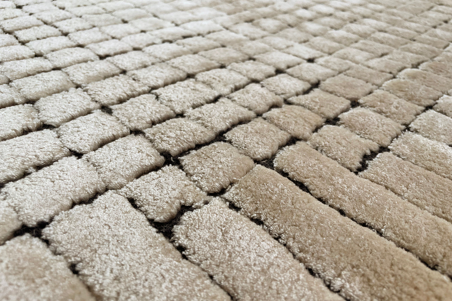 détails tapis tufté main beige écru noir