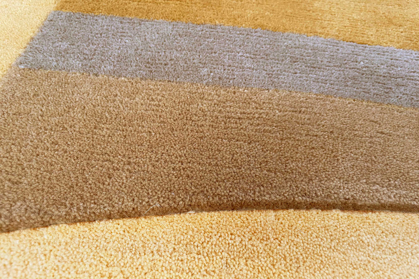 détails tapis noué main jaune beige gris