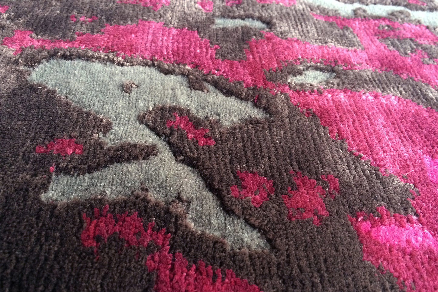 détails tapis noué main rose marron vert