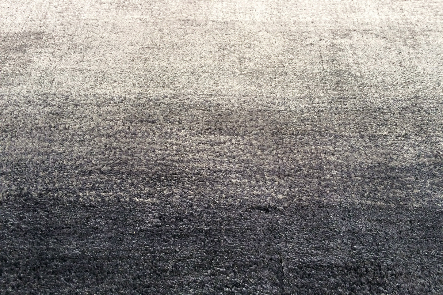 détails tapis tissé main gris noir