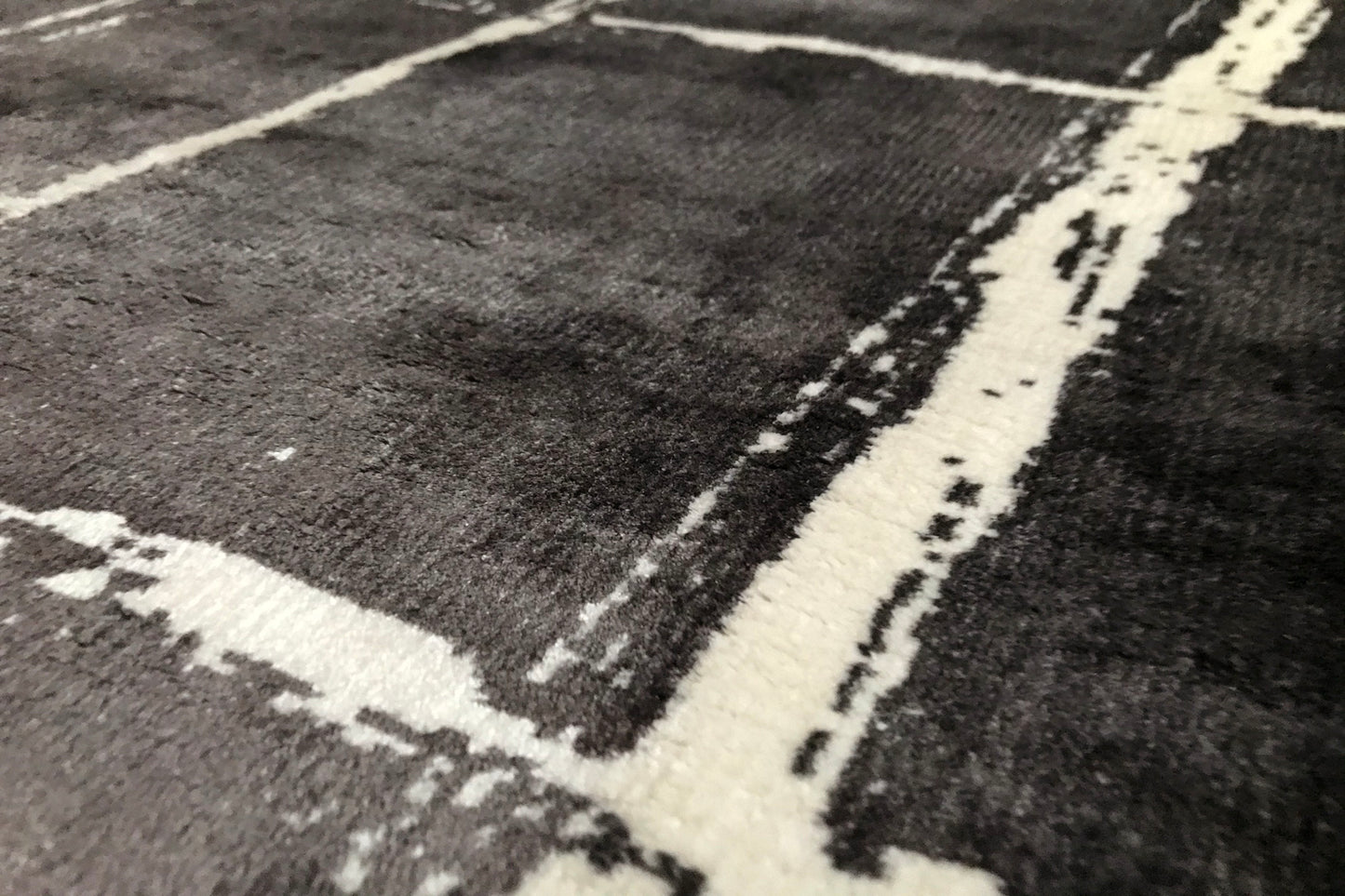 détails tapis tissé et imprimé main noir écru gris blanc