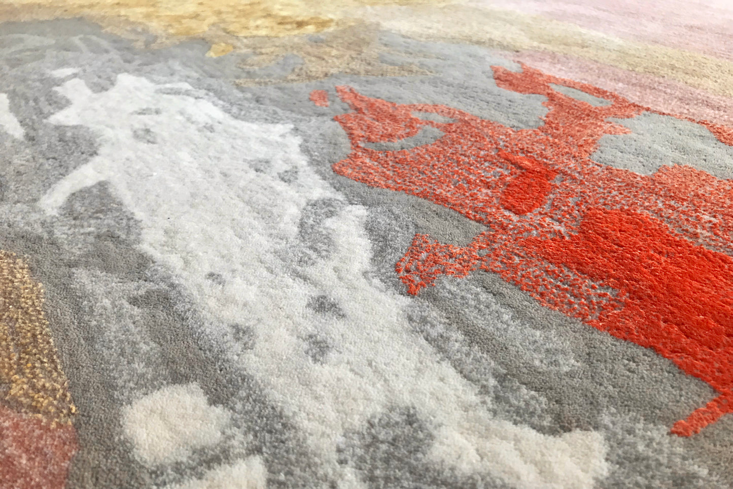 détails tapis tufté main multicolore rose rouge orange