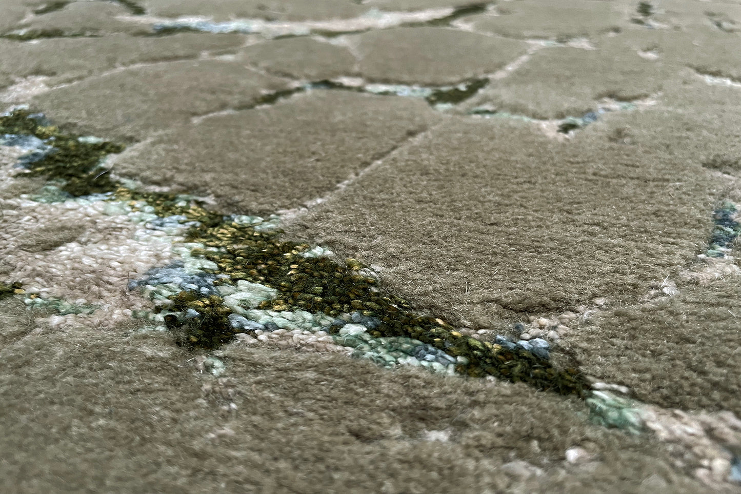détails tapis noué main vert gris