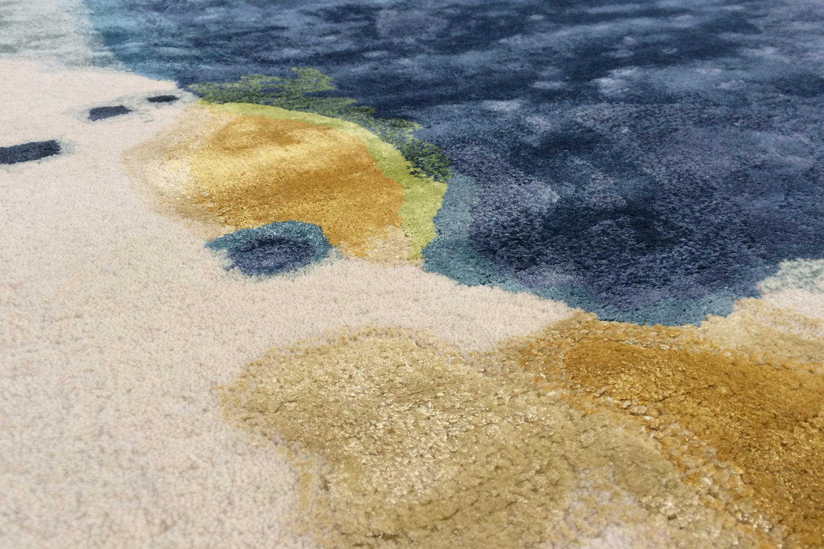 détails tapis tufté main bleu multicolore vert jaune