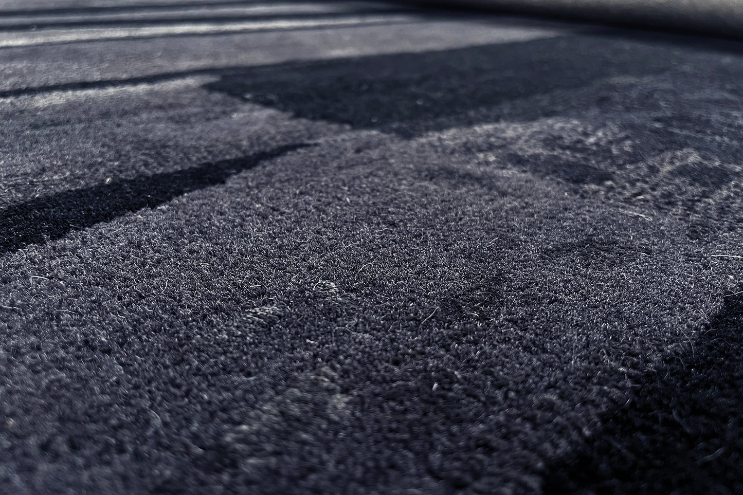 détails tapis tufté main gris noir