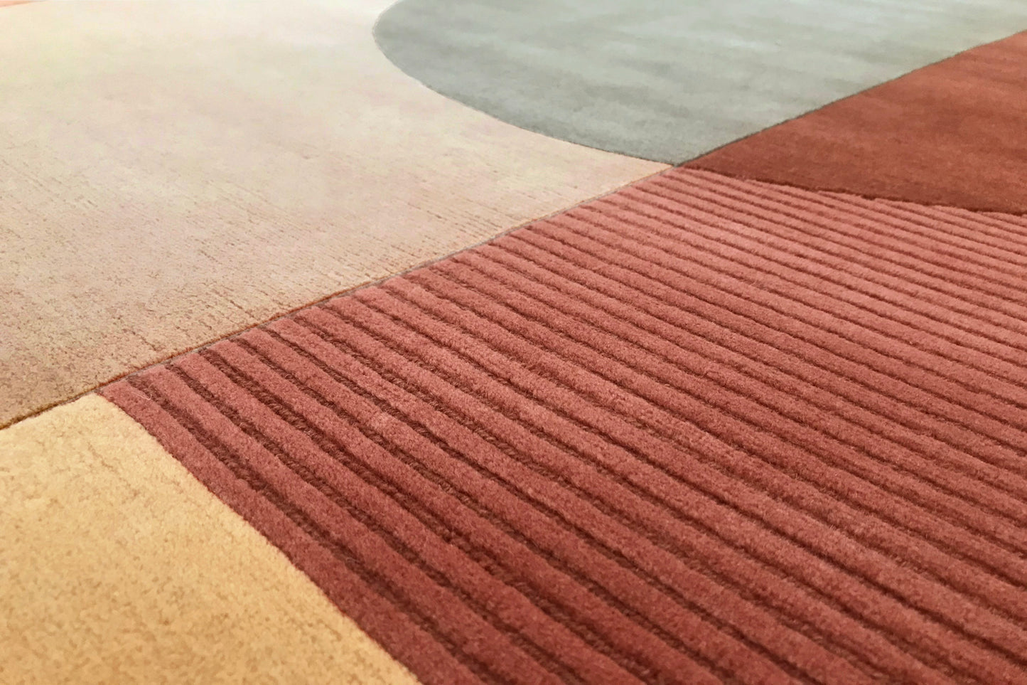 ambiance tapis noué main multicolore vert terracotta jaune