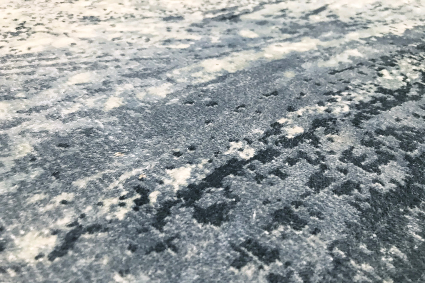 détails tapis tissé et imprimé main bleu gris blanc