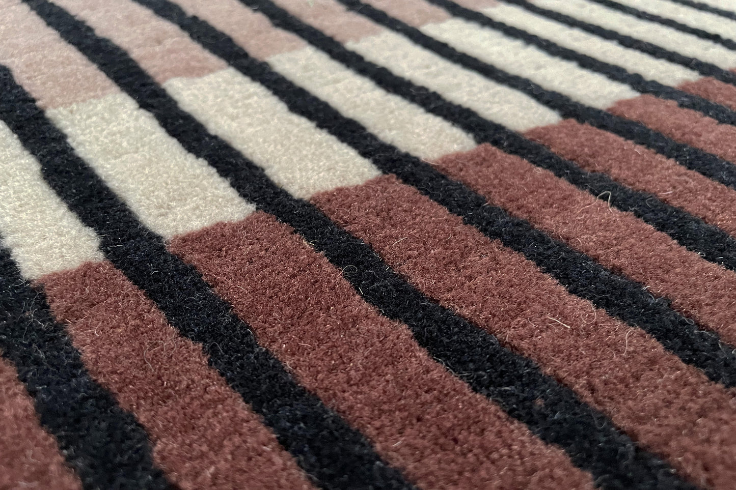 détails tapis noué main rose noir écru