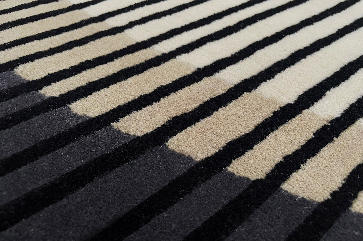 détails tapis noué main blanc noir beige