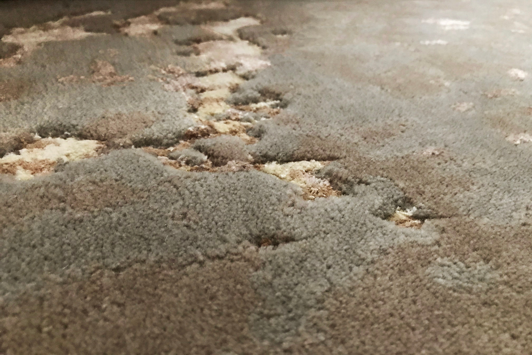 détails tapis noué main beige marron vert