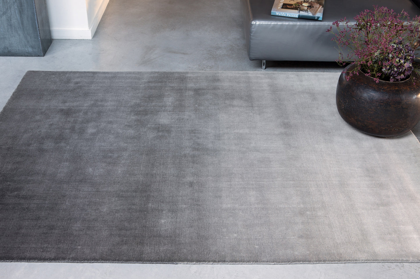 ambiance tapis tissé main gris noir
