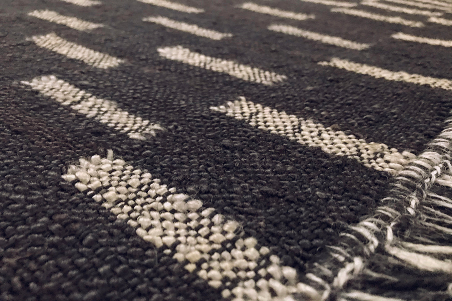 détails tapis tissé main noir blanc écru