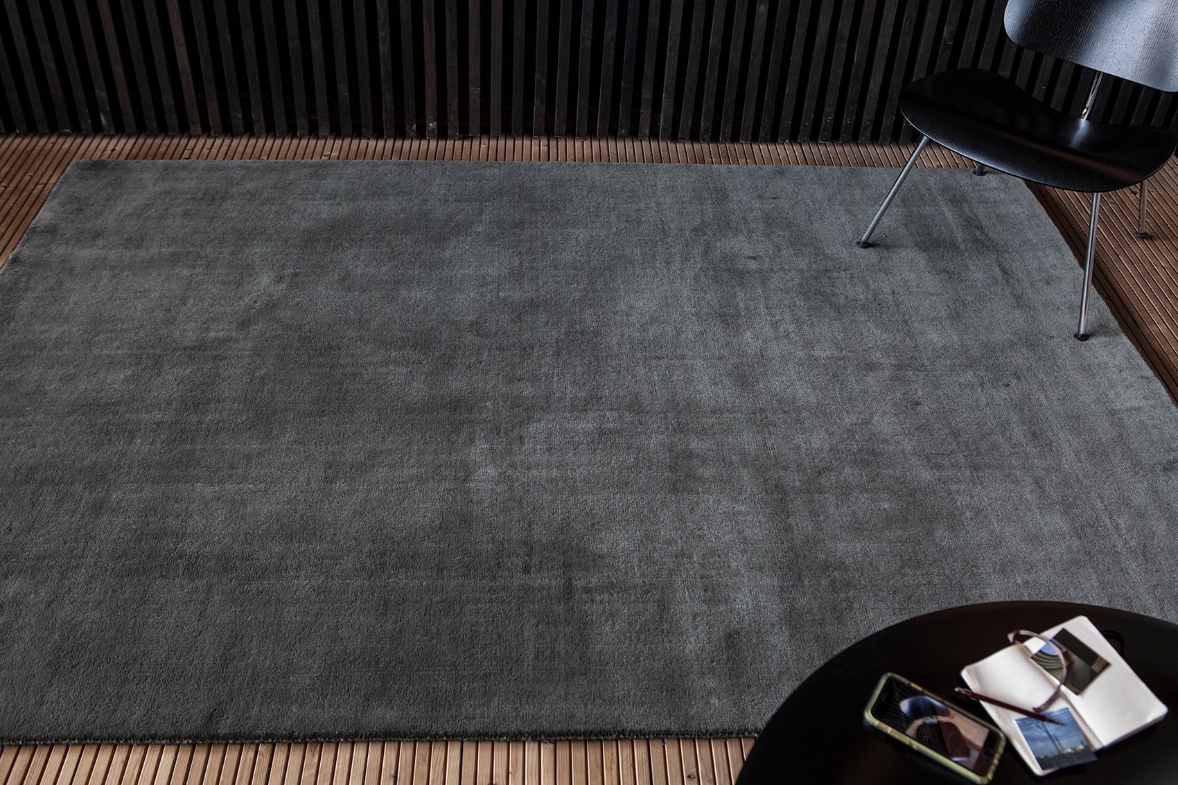 ambiance tapis tissé main gris et noir