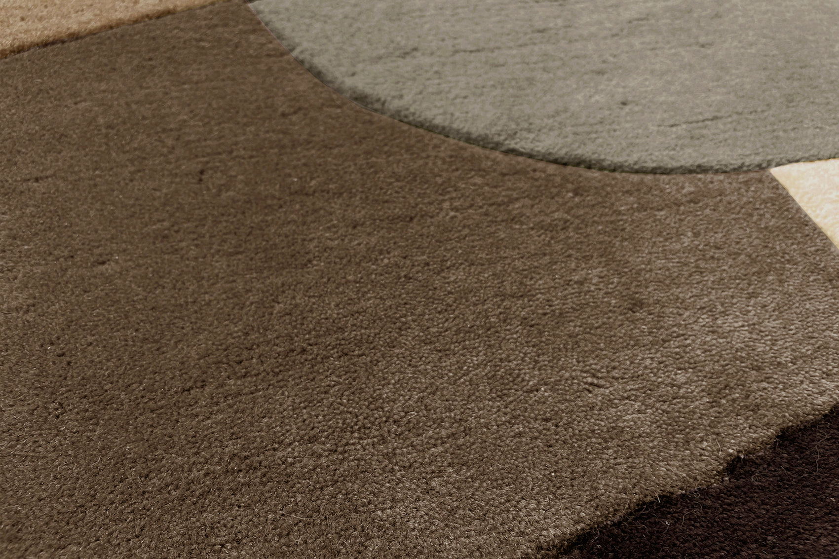 détails tapis noué main marron et multicolore