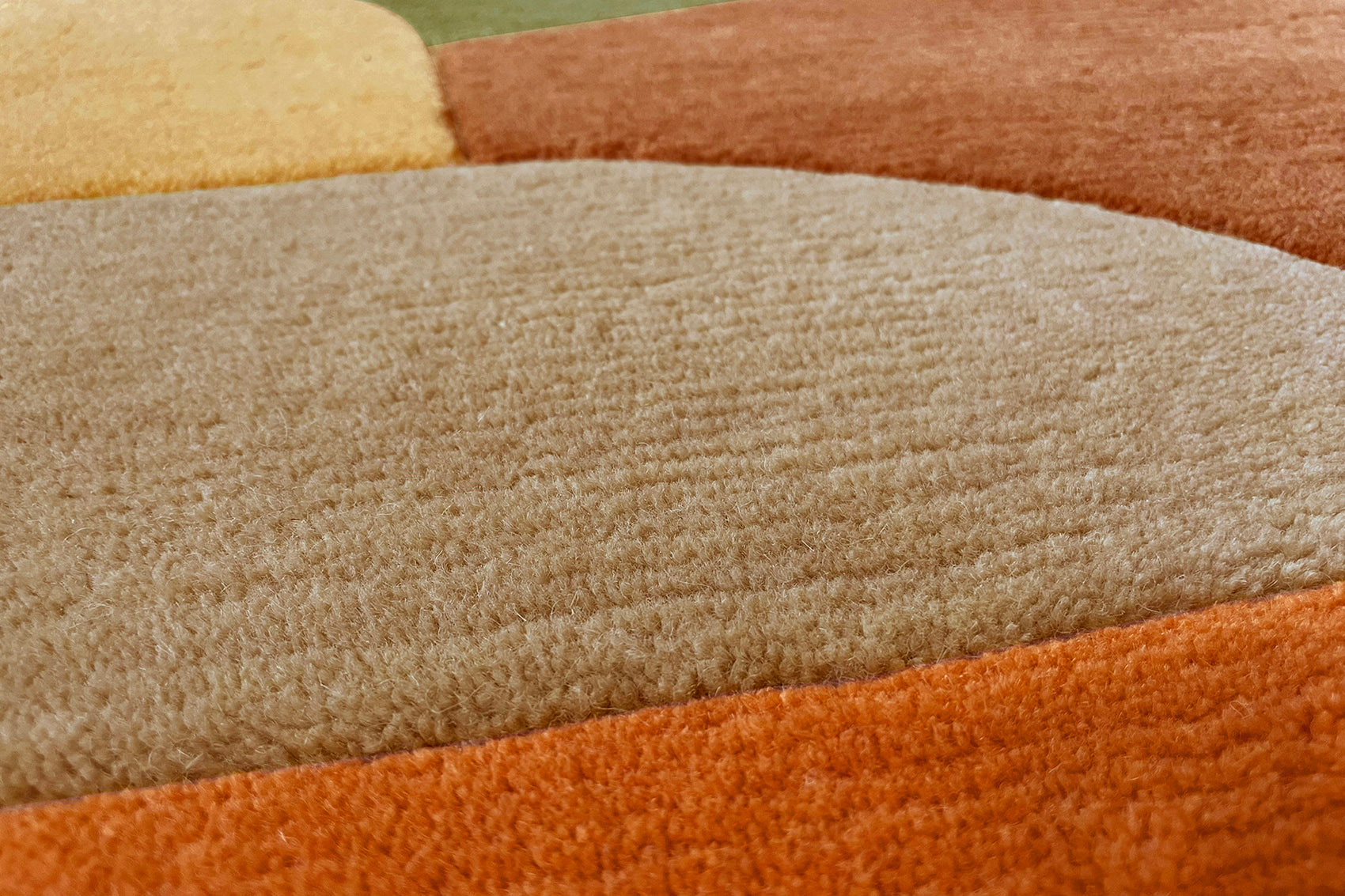 détails tapis noué main vert jaune terracotta rouge multicolore
