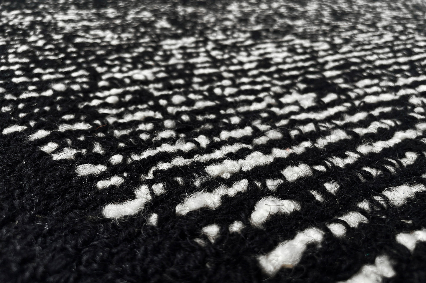 détails tapis tufté main noir blanc