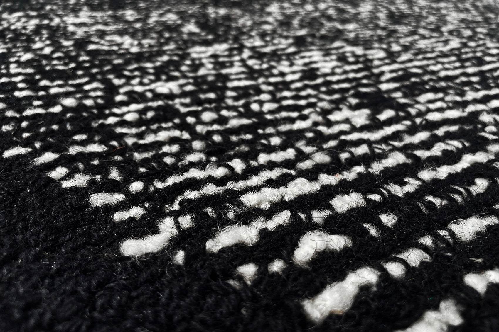 détails tapis tufté main noir blanc