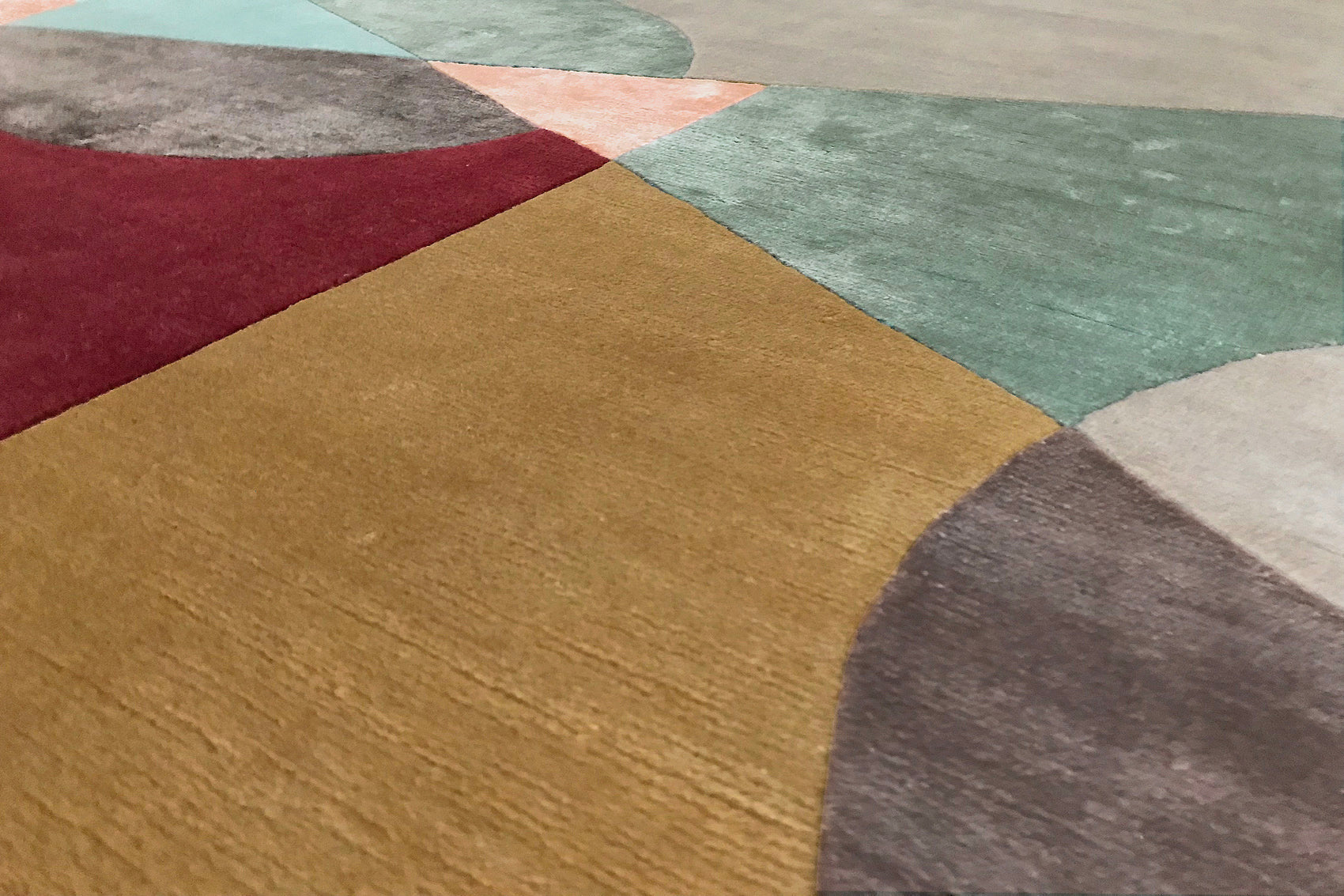 détails tapis noué main gris multicolore jaune bleu marron rouge vert