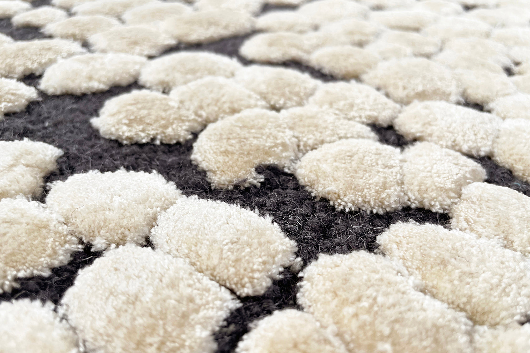 détails tapis tufté main noir blanc