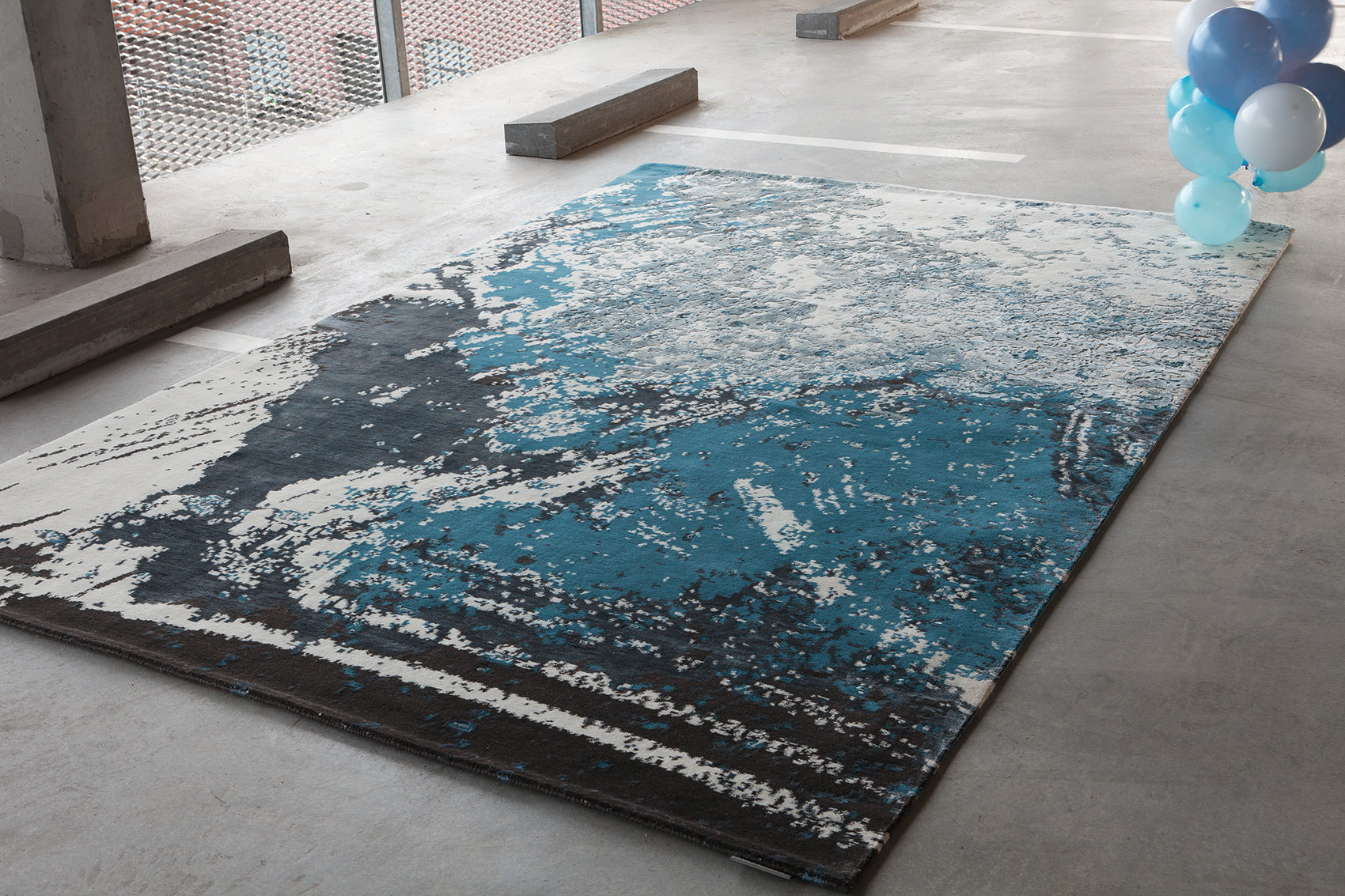 ambiance tapis noué main bleu gris et noir 