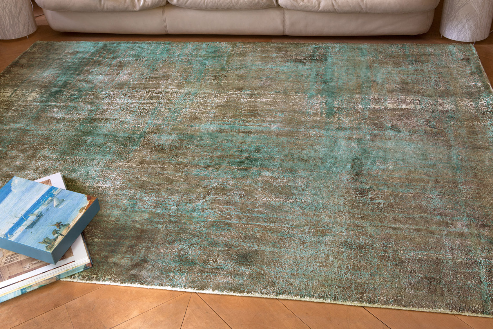 ambiance tapis tissé et imprimé main bleu vert et marron