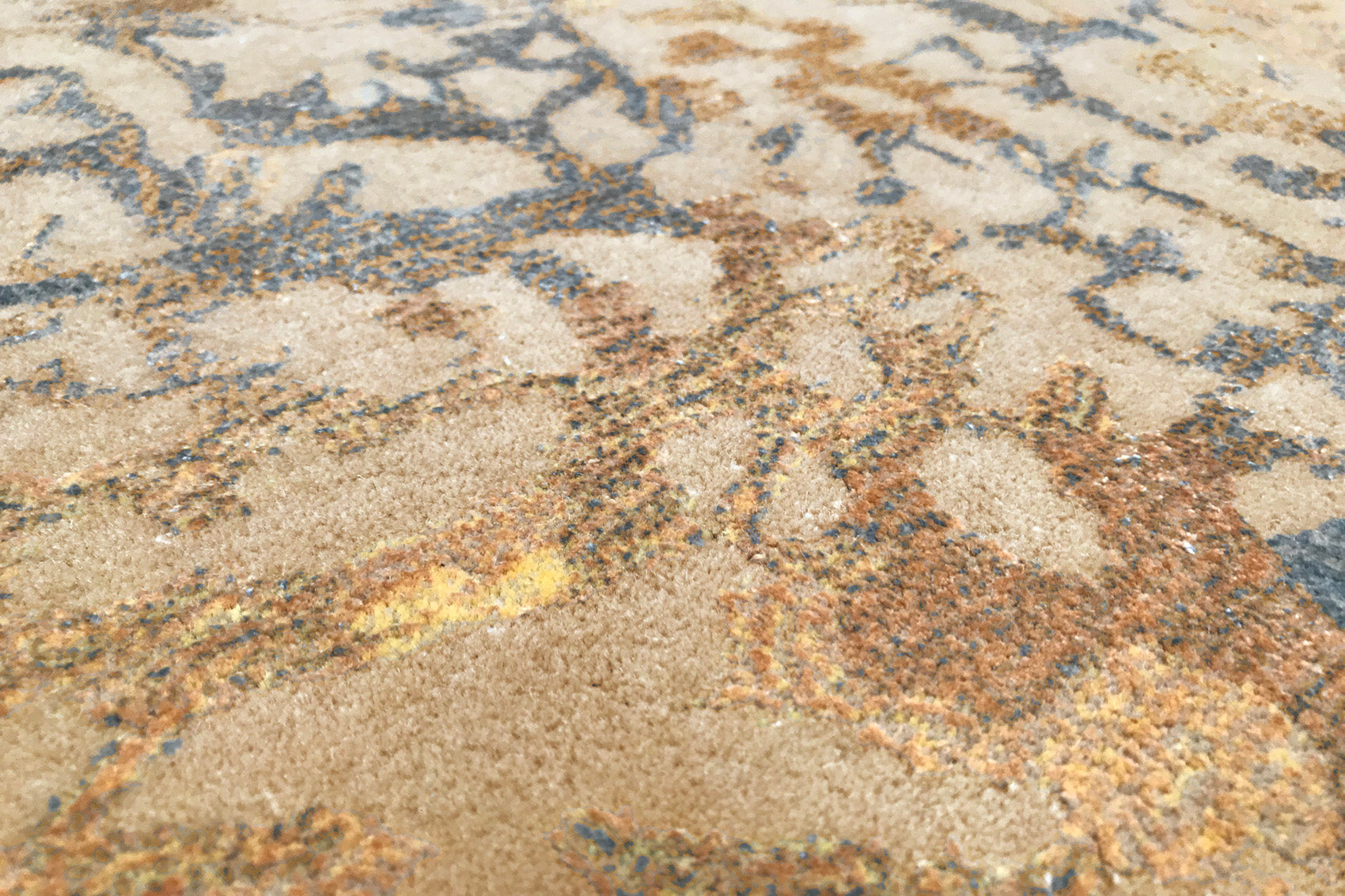 détails tapis tufté main beige multicolore orange et bleu
