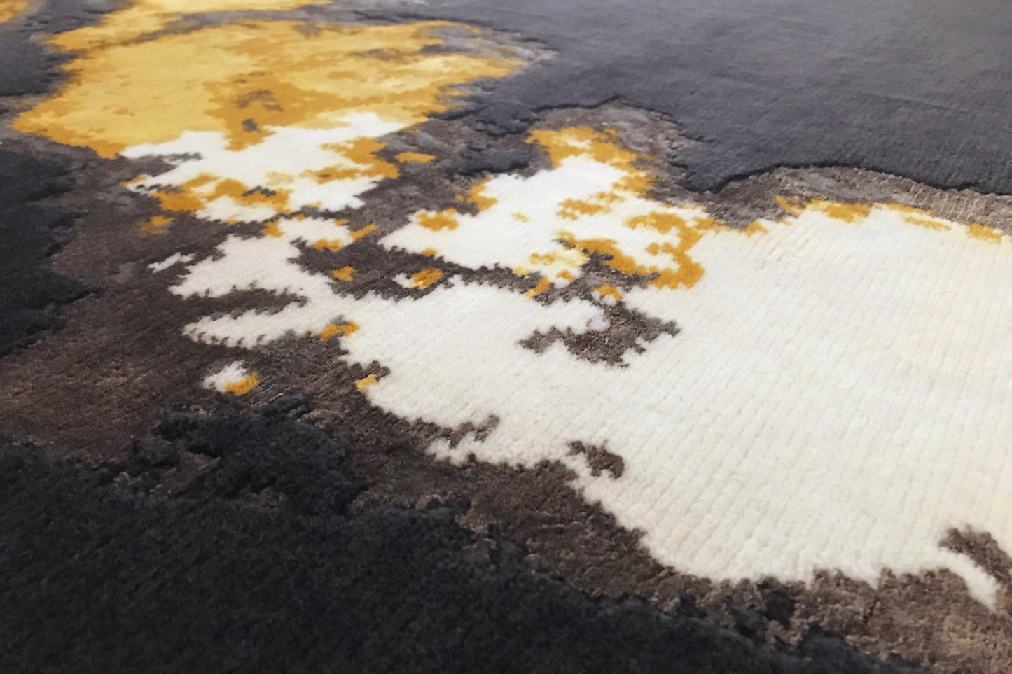 détails tapis noué main jaune marron gris et noir
