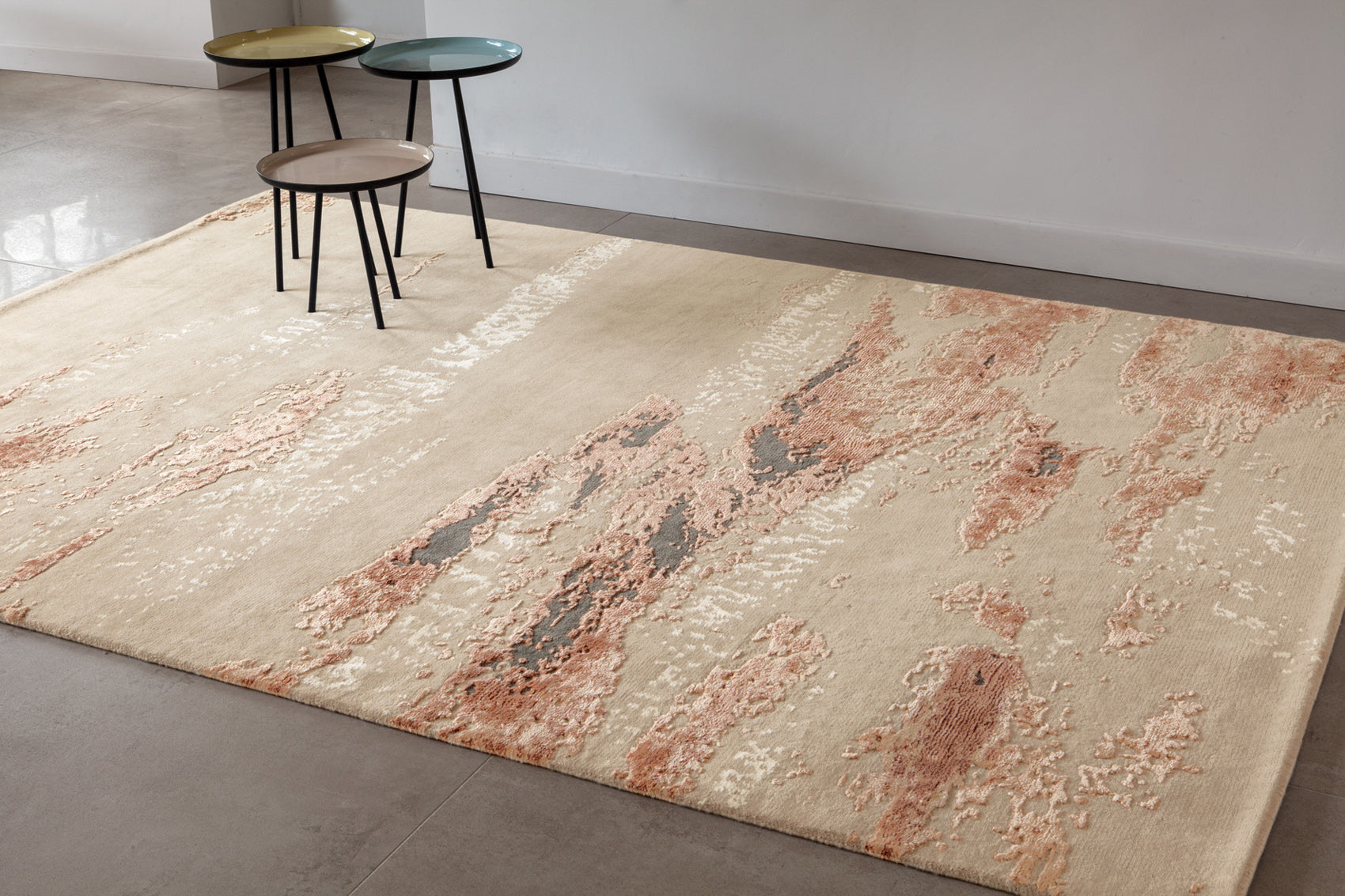 ambiance tapis noué main terracotta rose beige