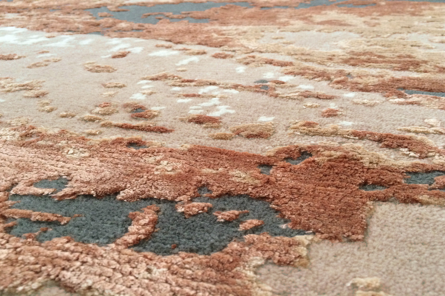 détails tapis noué main terracotta rose beige