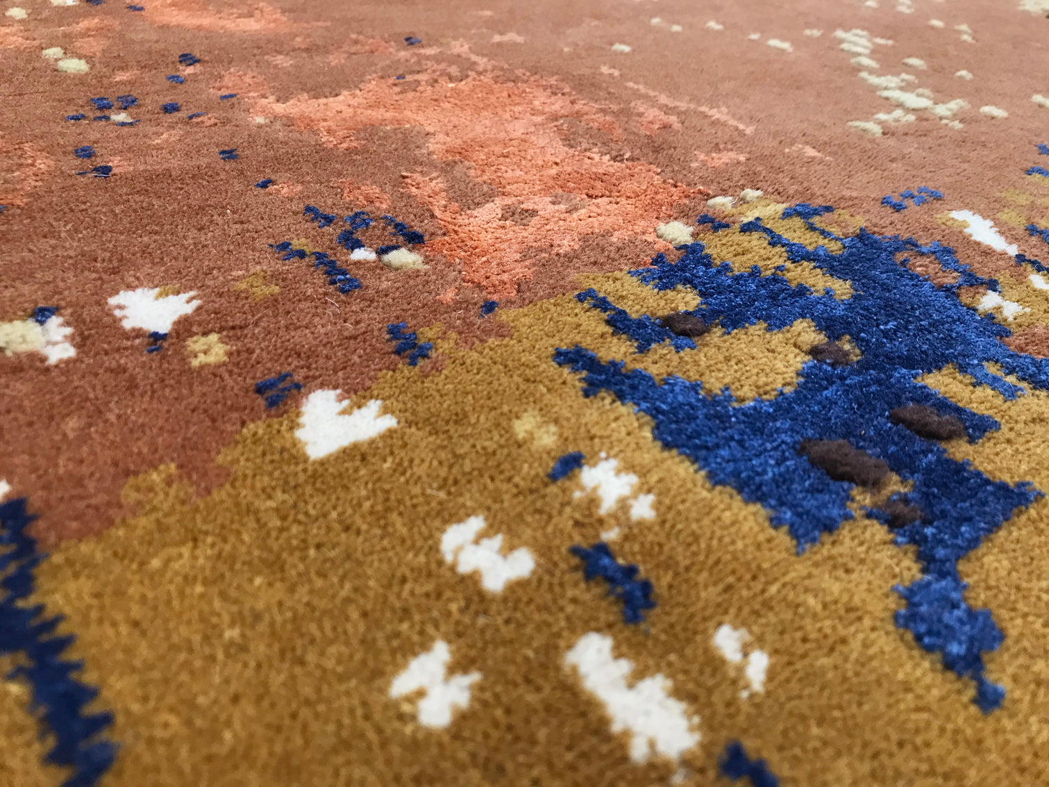 détails tapis noué main terracotta multicolore orange bleu