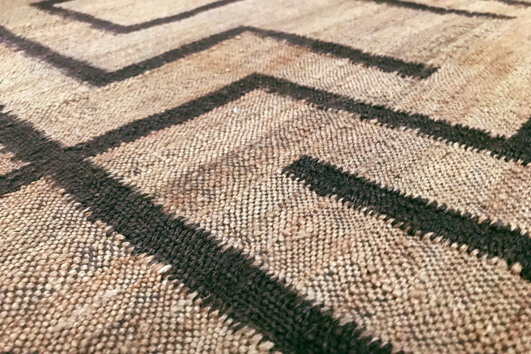détails tapis tissé main beige marron noir