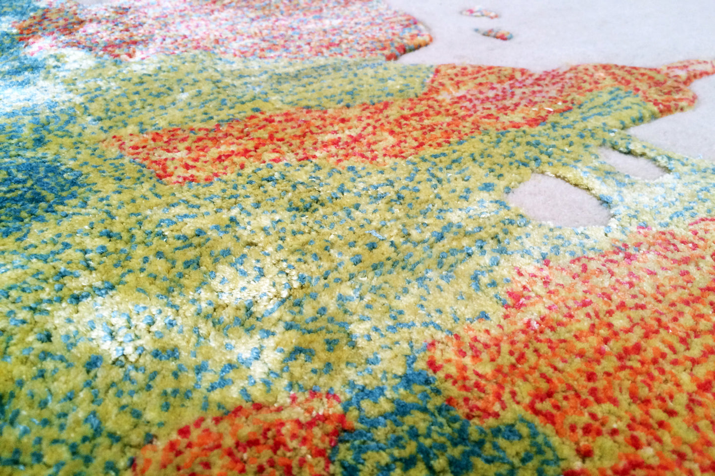 détails tapis tufté main écru multicolore orange vert