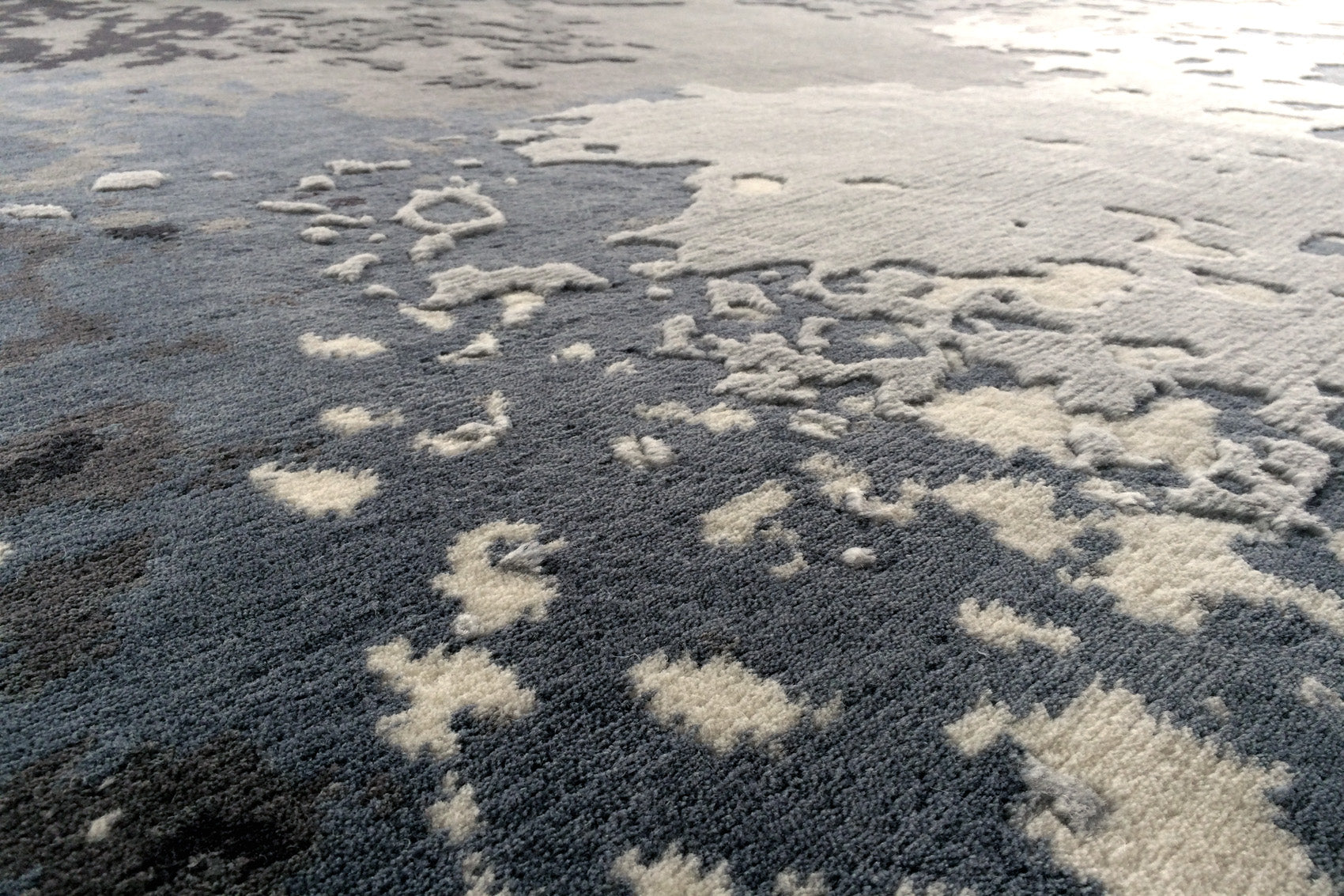 détails tapis noué main bleu gris écru