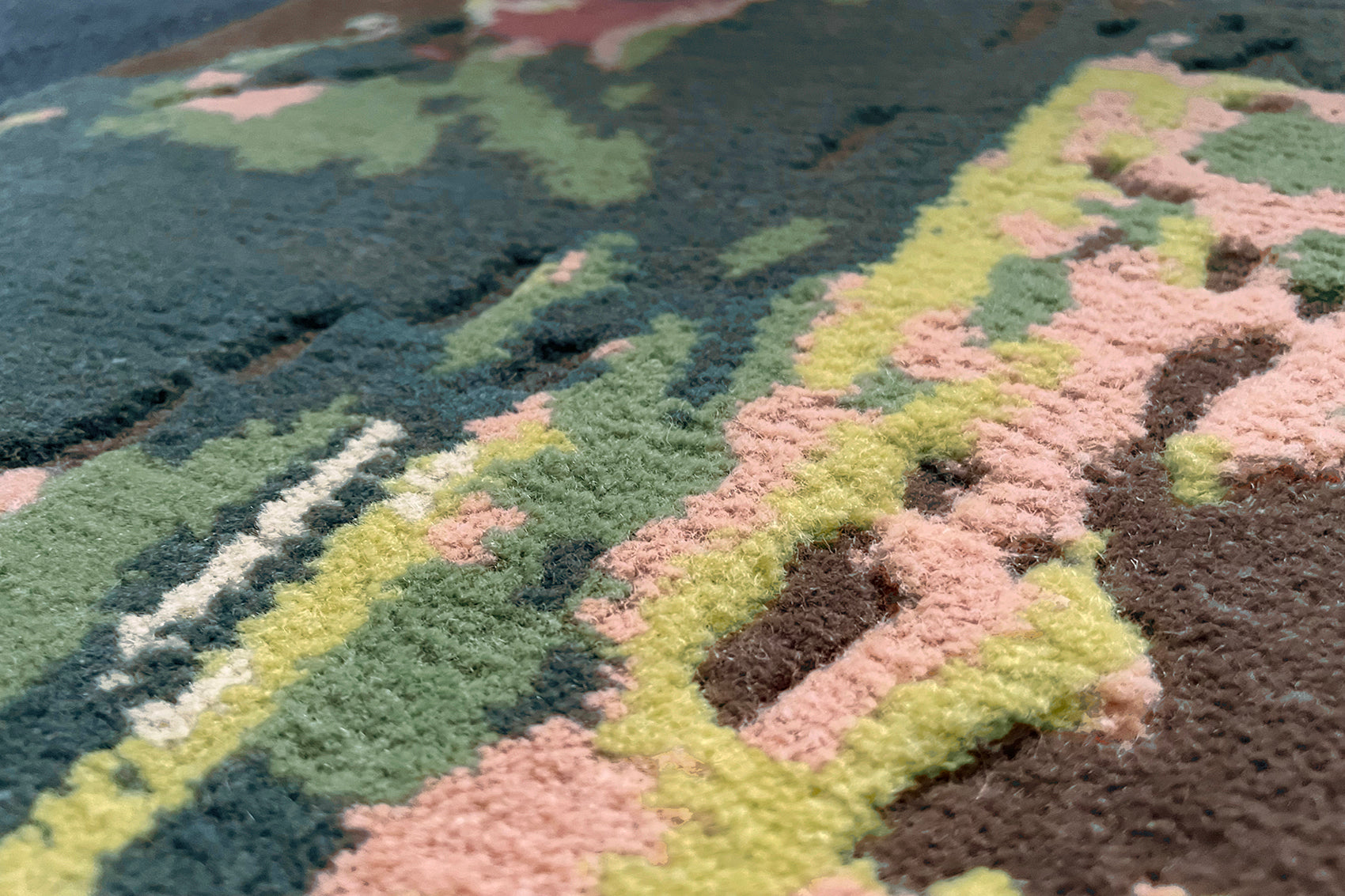 détails tapis noué main vert multicolore rose bleu